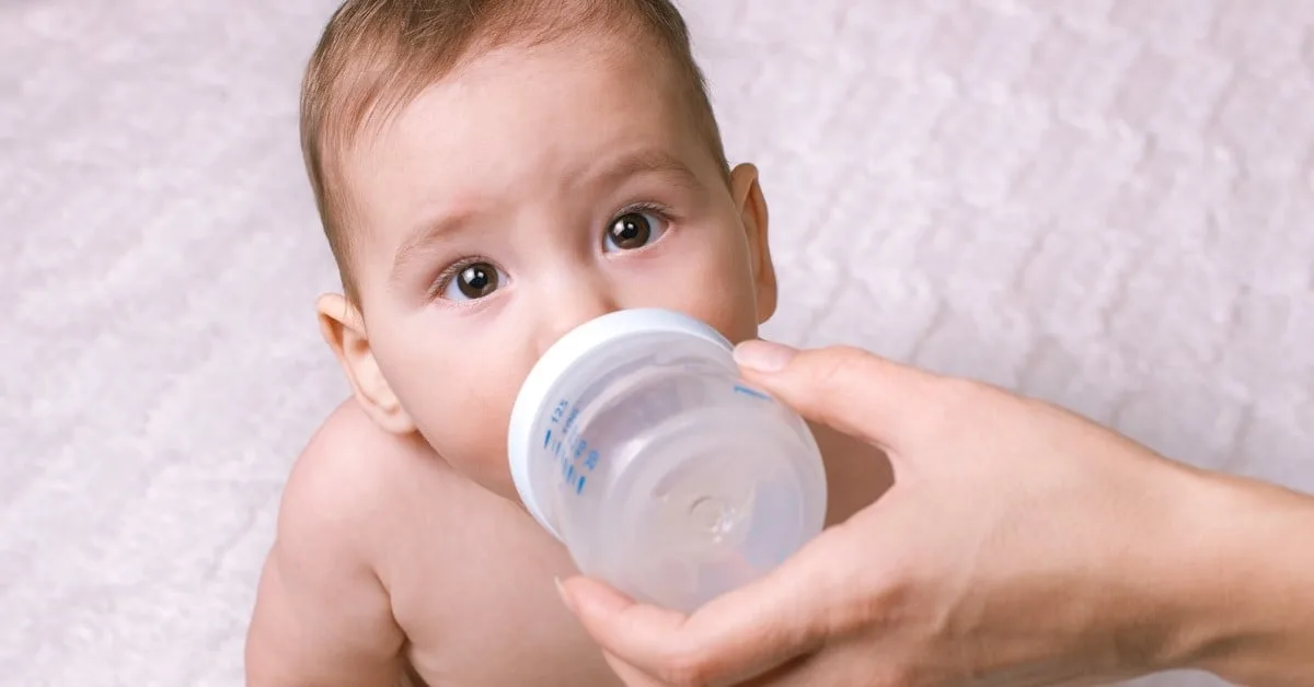 Tư Thế Cho Bé Bú Bình Được Các Chuyên Gia Khuyến Khích 1 Hạn chế cho trẻ vừa ngủ vừa bú